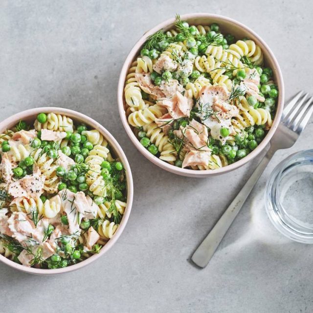 Creamy Salmon with Peas and Pasta: A Perfect Weeknight Dinner